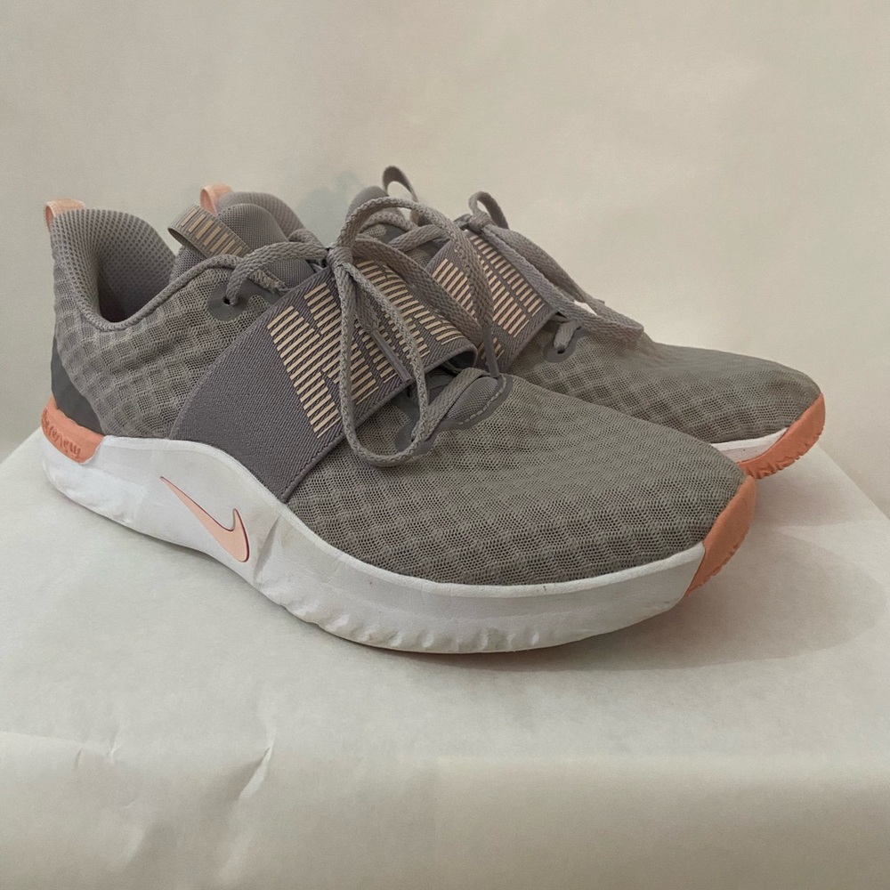 NIKE tennis shoes womens